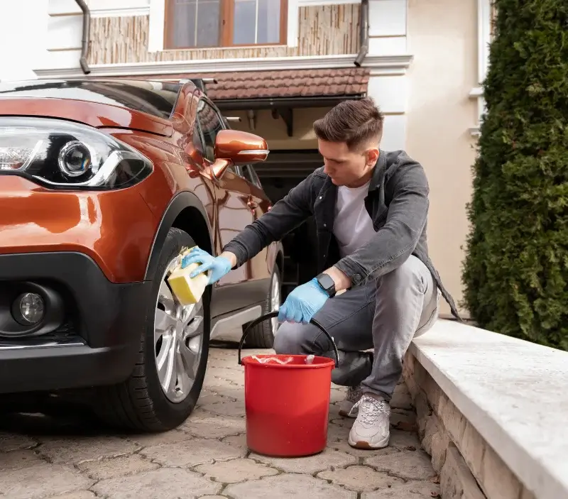 Lavage auto à domicile Saint-Martin-de-Valgalgues : professionnel intervenant sur un véhicule